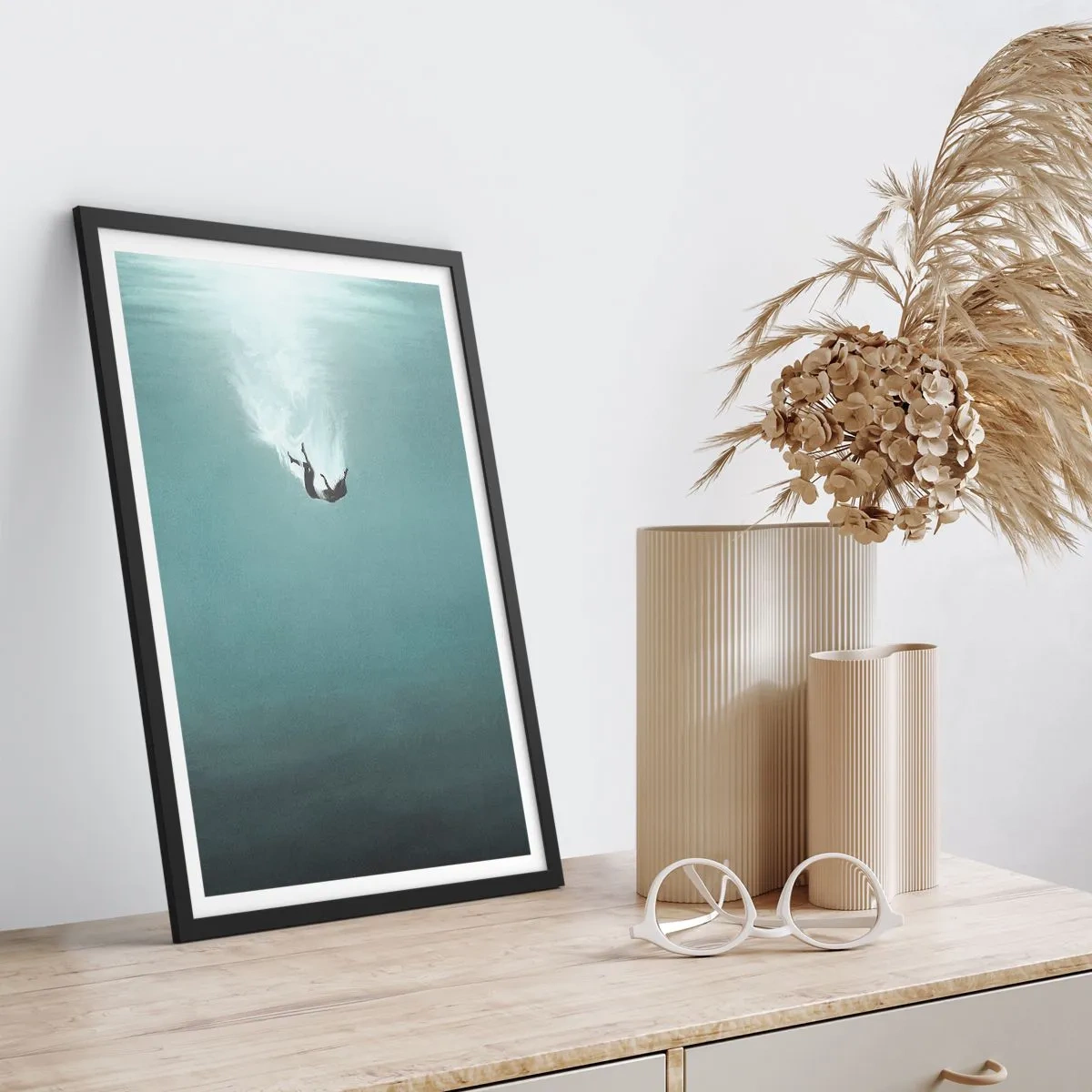 Plakát v černém rámu - Silueta muže padajícího do hlubin vody - 50x70cm - V objetí oceánu - Moderní nástěnná dekorace do obývacího pokoje a ložnice ARTTOR