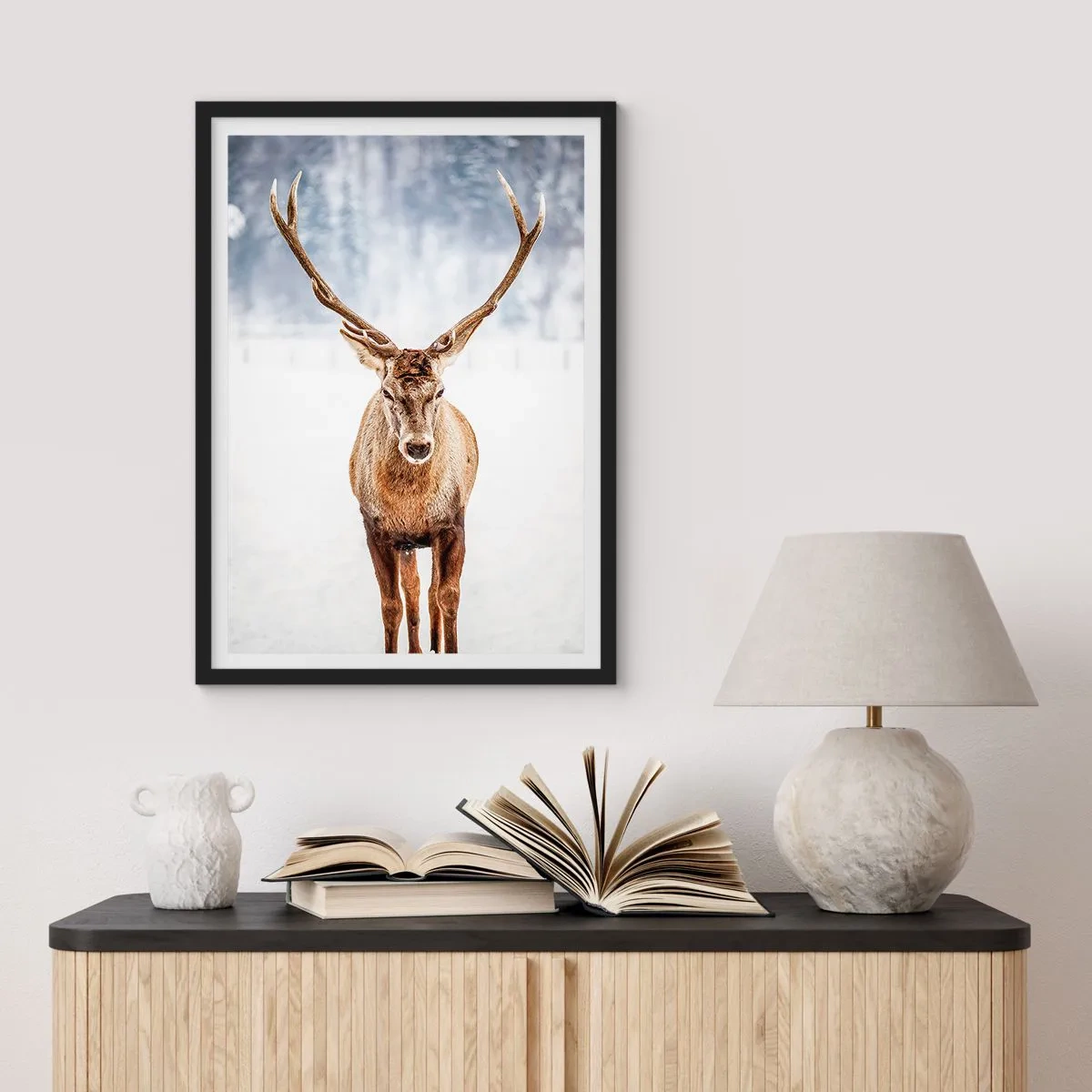 Plakát v černém rámu - Majestátní jelen na pozadí zimní krajiny - 50x70cm - Přímo ze sněhové mlhy - Moderní nástěnná dekorace do obývacího pokoje a ložnice ARTTOR