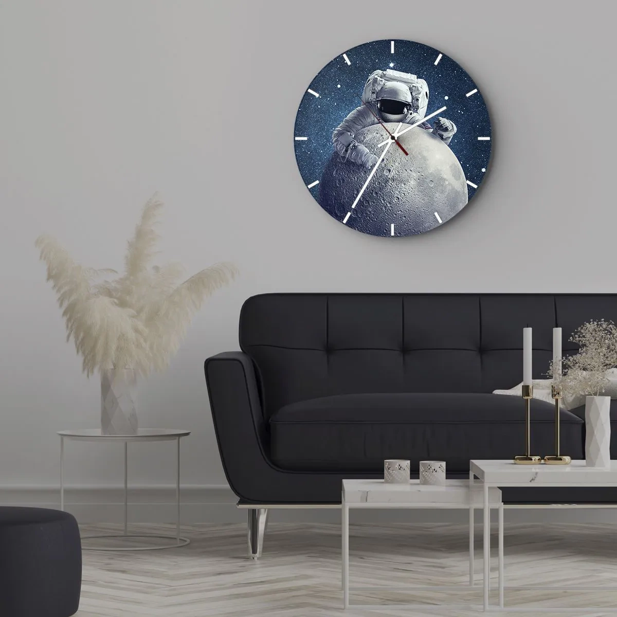 Nástěnné hodiny - Astronaut držící měsíc na pozadí vesmíru - 30x30cm - Vesmírný vtipálek - Moderní nástěnná dekorace do obývacího pokoje, kuchyně a ložnice ARTTOR