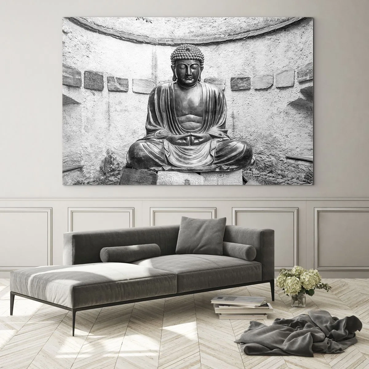 Obraz na skle - Černá a bílá socha Buddhy v meditativní póze - 70x50cm - U zdroje klidu - Moderní nástěnná dekorace do obývacího pokoje a ložnice ARTTOR