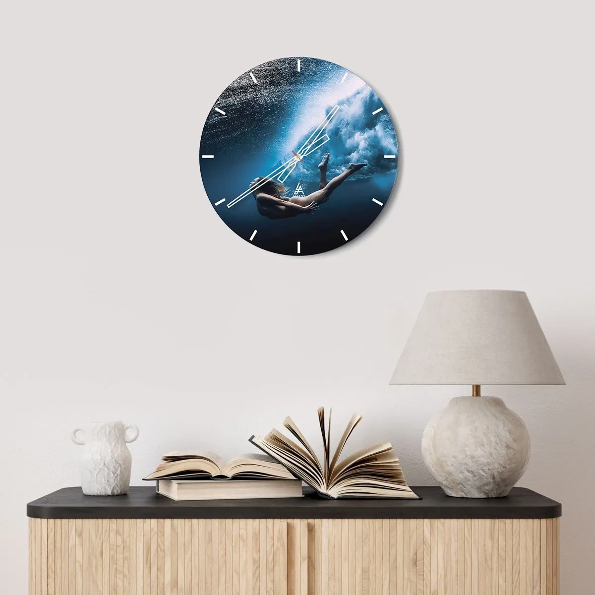Nástěnné hodiny - Žena pod vodou v dynamickém záběru - 30x30cm - Současná mořská panna - Moderní nástěnná dekorace do obývacího pokoje, kuchyně a ložnice ARTTOR
