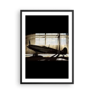 Plakát v černém rámu - Historické letadlo v hangáru se slunečními paprsky - 50x70cm - Odpočinek bojovníka - Moderní nástěnná dekorace do obývacího pokoje a ložnice ARTTOR