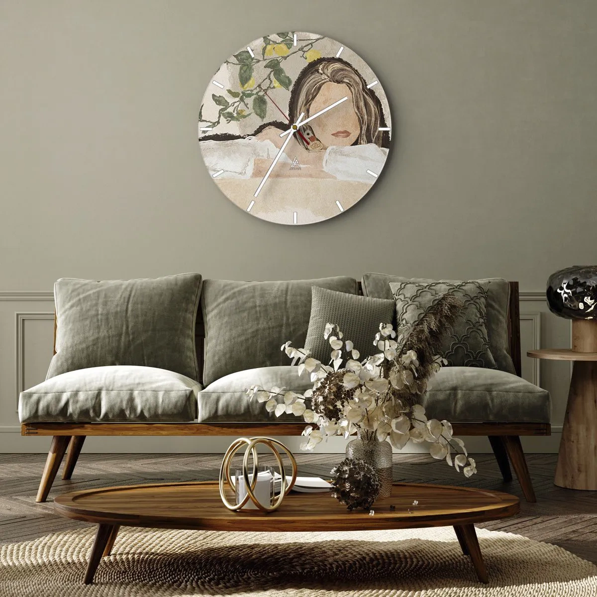 Nástěnné hodiny - Žena s dlouhými vlasy před citroníkem - 30x30cm - Krasavice z jihu - Moderní nástěnná dekorace do obývacího pokoje, kuchyně a ložnice ARTTOR