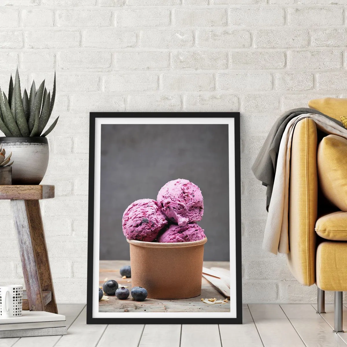 Plakát v černém rámu - Kopečky borůvkové zmrzliny v papírovém kelímku - 50x70cm - Sladkost a chlad - Moderní nástěnná dekorace do obývacího pokoje a ložnice ARTTOR