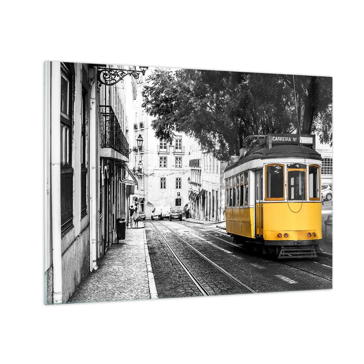Obraz na skle - Žlutá tramvaj na pozadí černobílé ulice - 70x50cm - Fado v pozadí - Moderní nástěnná dekorace do obývacího pokoje a ložnice ARTTOR