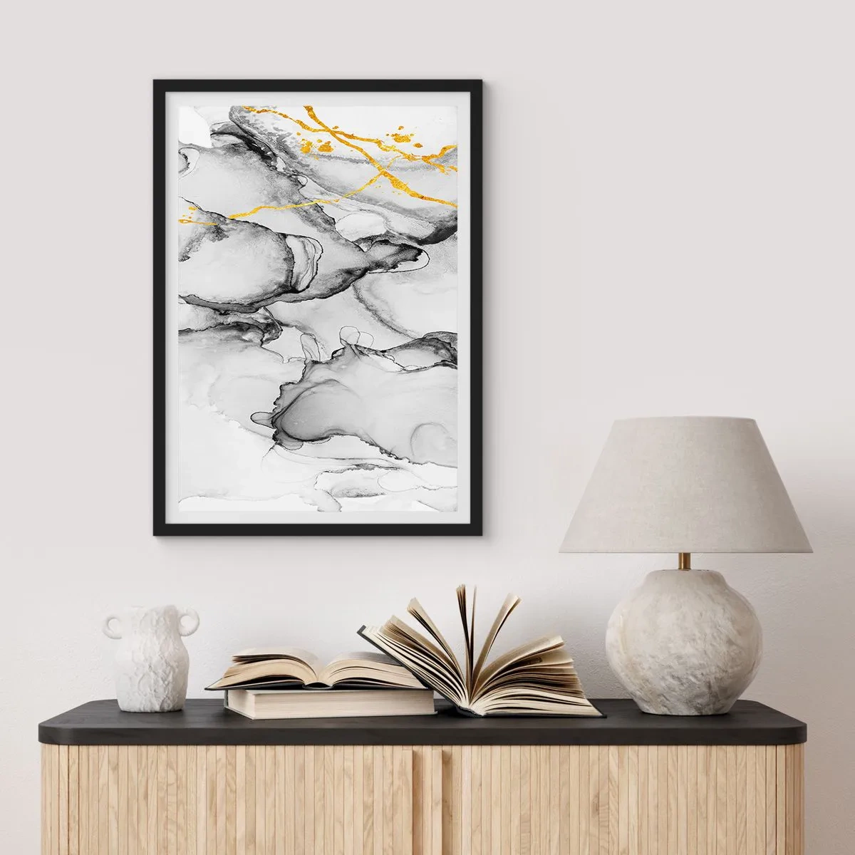 Plakát v černém rámu - Abstraktní kompozice v odstínech šedé se zlatými akcenty. - 50x70cm - Kompozice se zlatým motivem - Moderní nástěnná dekorace do obývacího pokoje a ložnice ARTTOR