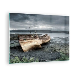 Obraz na skle - Dvě zchátralé dřevěné lodě na skalnatém břehu jezera - 70x50cm - „Na znamení důstojně splněných potíží“ - Moderní nástěnná dekorace do obývacího pokoje a ložnice ARTTOR