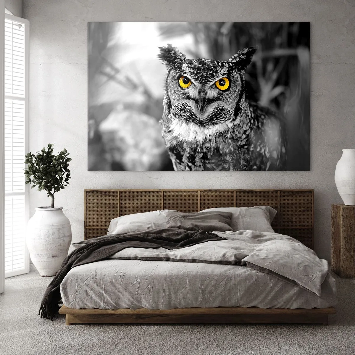 Obraz na skle - Sova se žlutýma očima na černobílém pozadí - 70x50cm - Nic se neschová - Moderní nástěnná dekorace do obývacího pokoje a ložnice ARTTOR