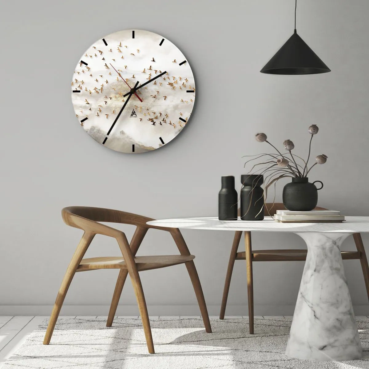 Nástěnné hodiny - Hejno ptáků letících na pozadí hor v jemné mlze - 30x30cm - Je čas… - Moderní nástěnná dekorace do obývacího pokoje, kuchyně a ložnice ARTTOR
