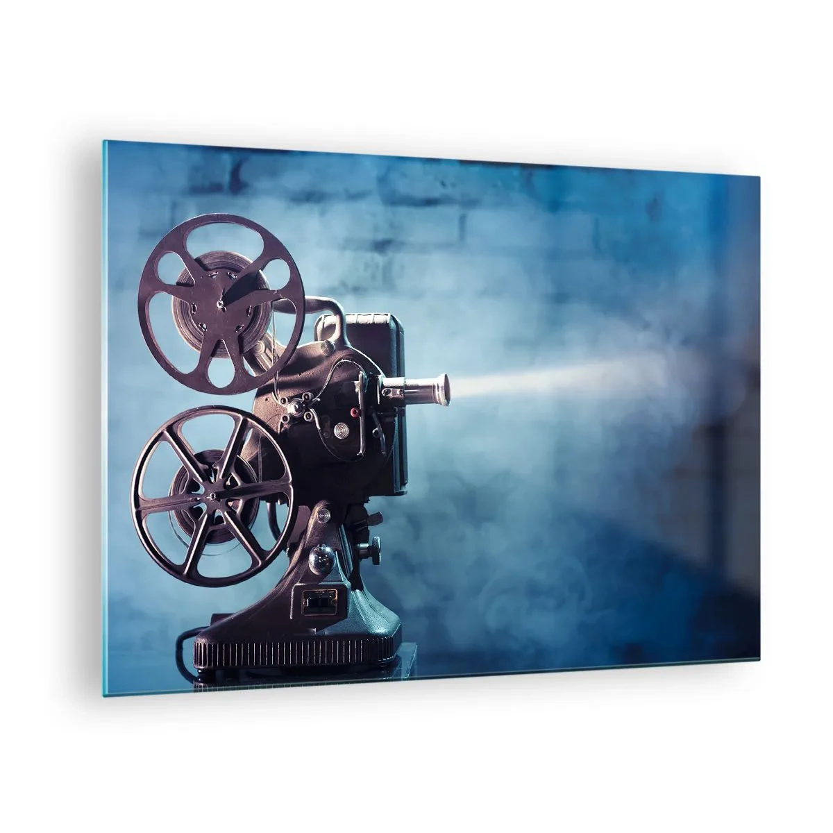 Obraz na skle - Retro styl filmové kamery proti modré zdi - 70x50cm - Ve starém kině - Moderní nástěnná dekorace do obývacího pokoje a ložnice ARTTOR