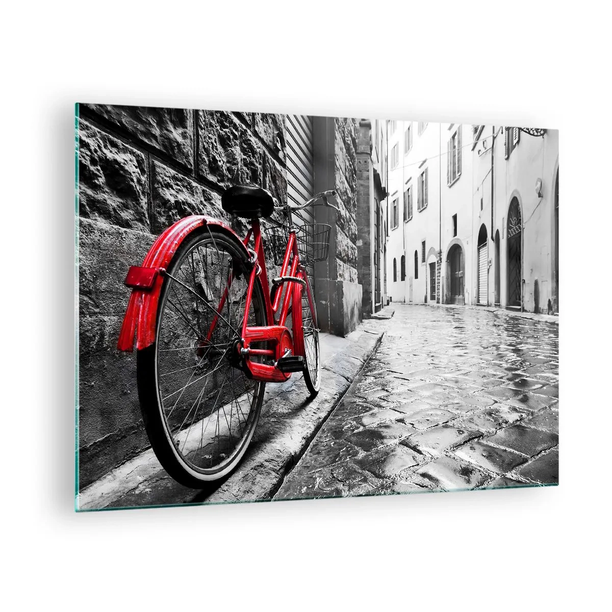 Obraz na skle - Červené kolo na dlážděné ulici s monochromatickým pozadím. - 70x50cm - Skutečná krása nestárne - Moderní nástěnná dekorace do obývacího pokoje a ložnice ARTTOR