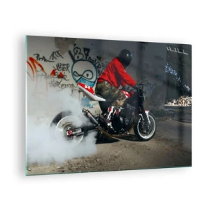Obraz na skle - Motocyklista v akci v průmyslovém prostředí - 70x50cm - Chyť mě! - Moderní nástěnná dekorace do obývacího pokoje a ložnice ARTTOR