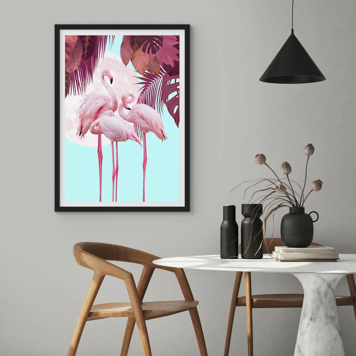 Plakát v černém rámu - Plameňáci na pozadí tropické vegetace a úplňku - 50x70cm - Tři ptačí grácie - Moderní nástěnná dekorace do obývacího pokoje a ložnice ARTTOR