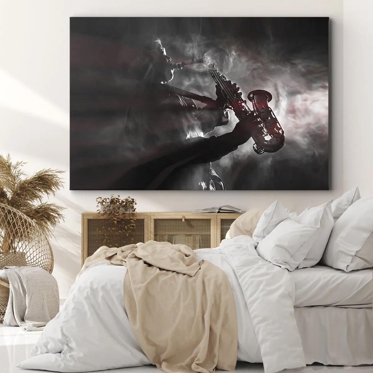 Obraz na plátně - Saxofonista v kouři na pódiu v atmosférické černé a červené - 70x50cm - V oparu jazzu - Moderní nástěnná dekorace do obývacího pokoje a ložnice ARTTOR