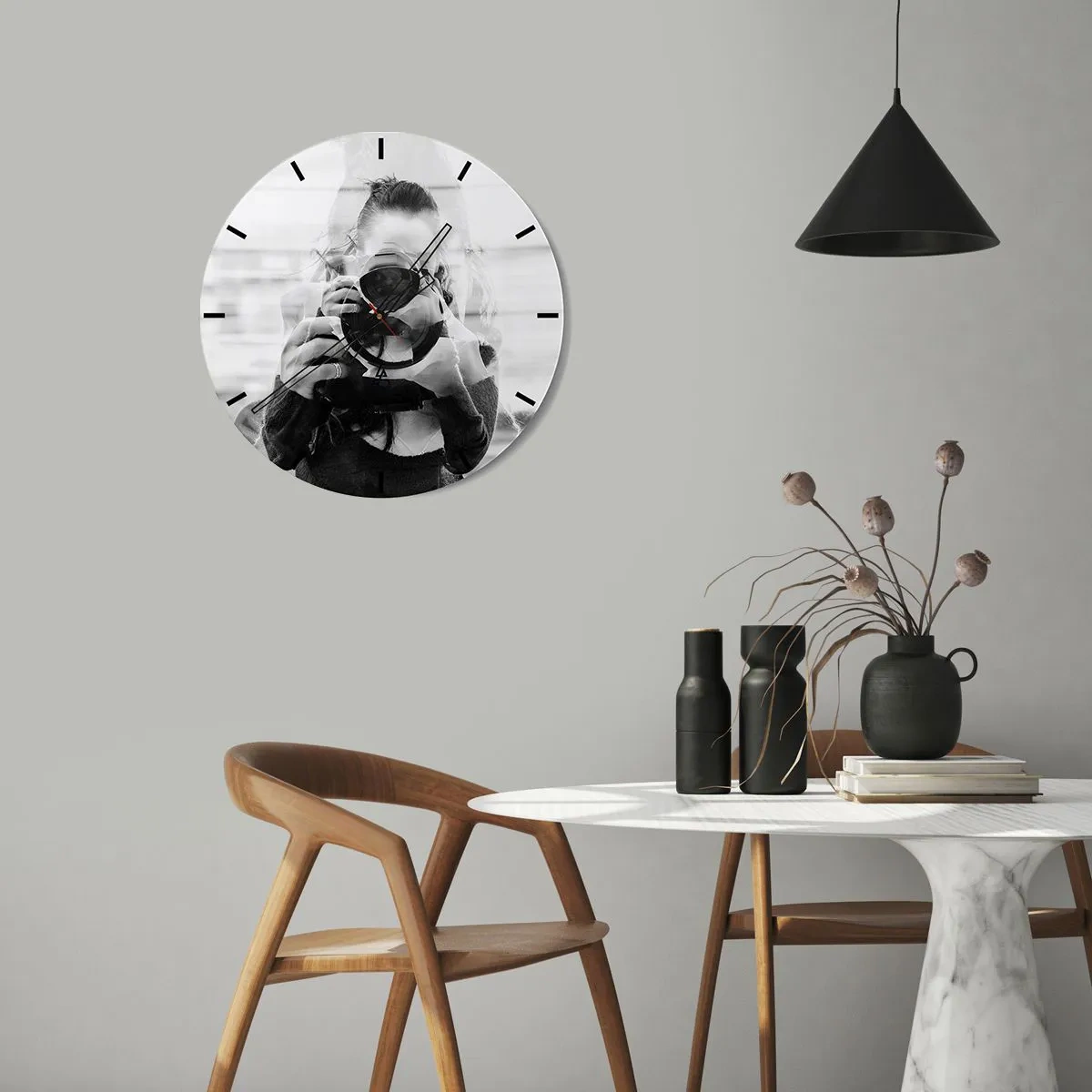 Nástěnné hodiny - Žena s fotoaparátem v umělecké dvojité expozici - 30x30cm - Tvůrce a materiál - Moderní nástěnná dekorace do obývacího pokoje, kuchyně a ložnice ARTTOR