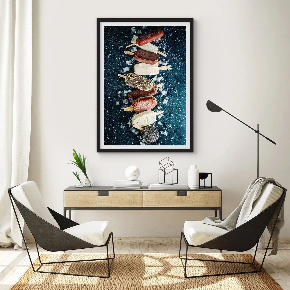 Plakát v černém rámu - Různé nanuky obklopené ledem proti tmavé obloze - 50x70cm - Chuť horkého léta - Moderní nástěnná dekorace do obývacího pokoje a ložnice ARTTOR