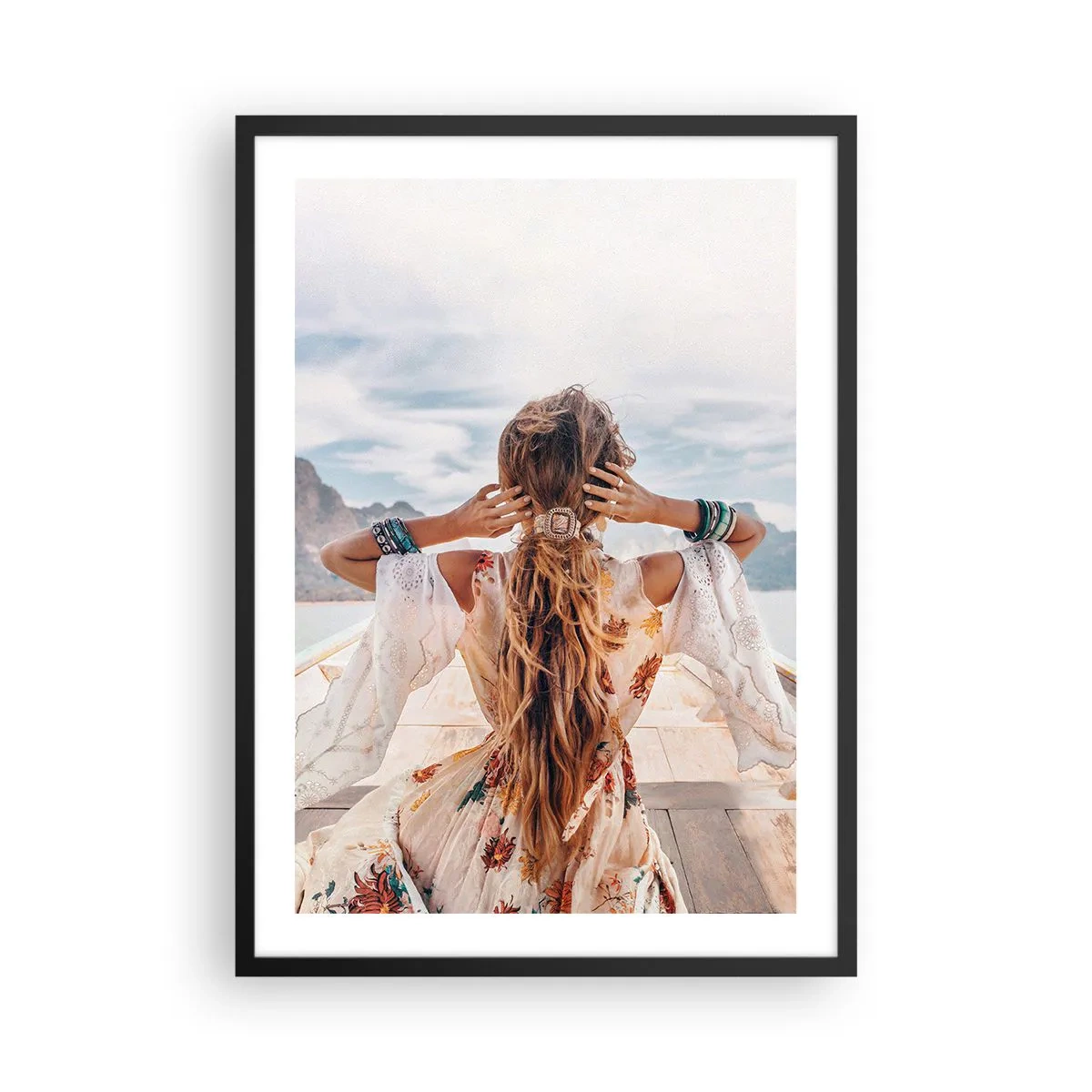 Plakát v černém rámu - Žena v boho šatech s výhledem na moře - 50x70cm - Na cestě ke štěstí - Moderní nástěnná dekorace do obývacího pokoje a ložnice ARTTOR