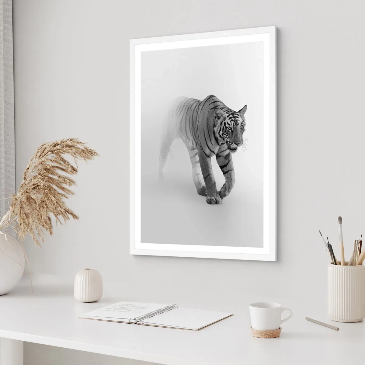 Plakát v bílém rámu - Přikrčený v mlze - 50x70 cm