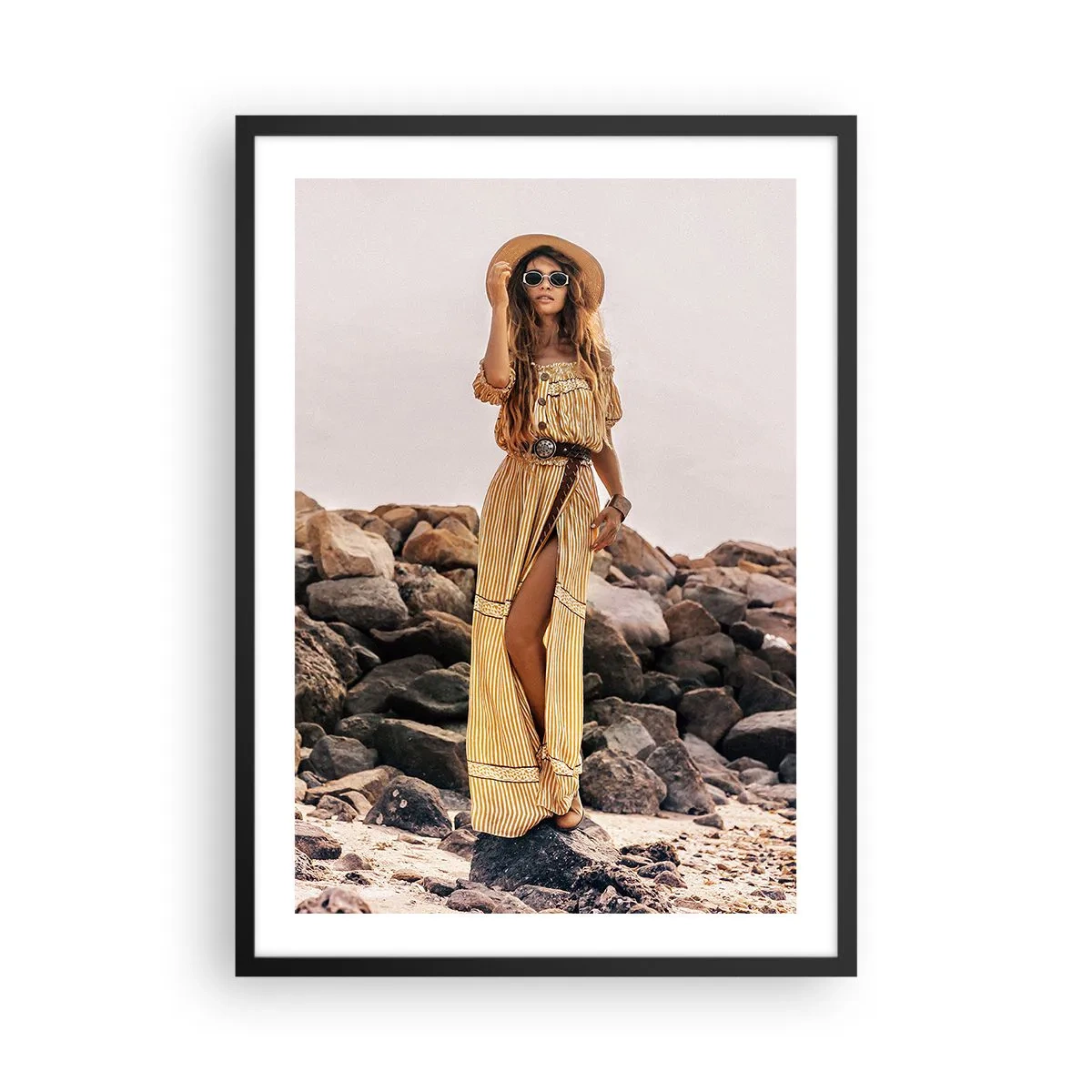 Plakát v černém rámu - Stylová žena v boho šatech na skalnatém pozadí - 50x70cm - Kouzlo kamenů - Moderní nástěnná dekorace do obývacího pokoje a ložnice ARTTOR