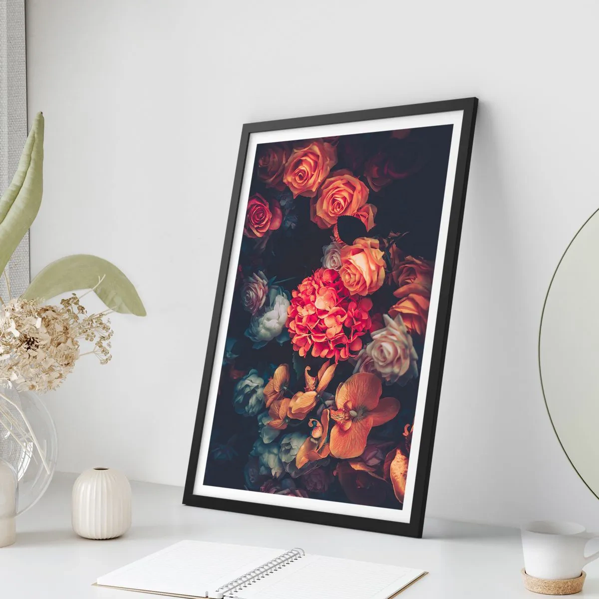 Plakát v černém rámu - Kompozice z tmavých květin s nádechem barokní estetiky - 50x70cm - Jako u holandských mistrů - Moderní nástěnná dekorace do obývacího pokoje a ložnice ARTTOR