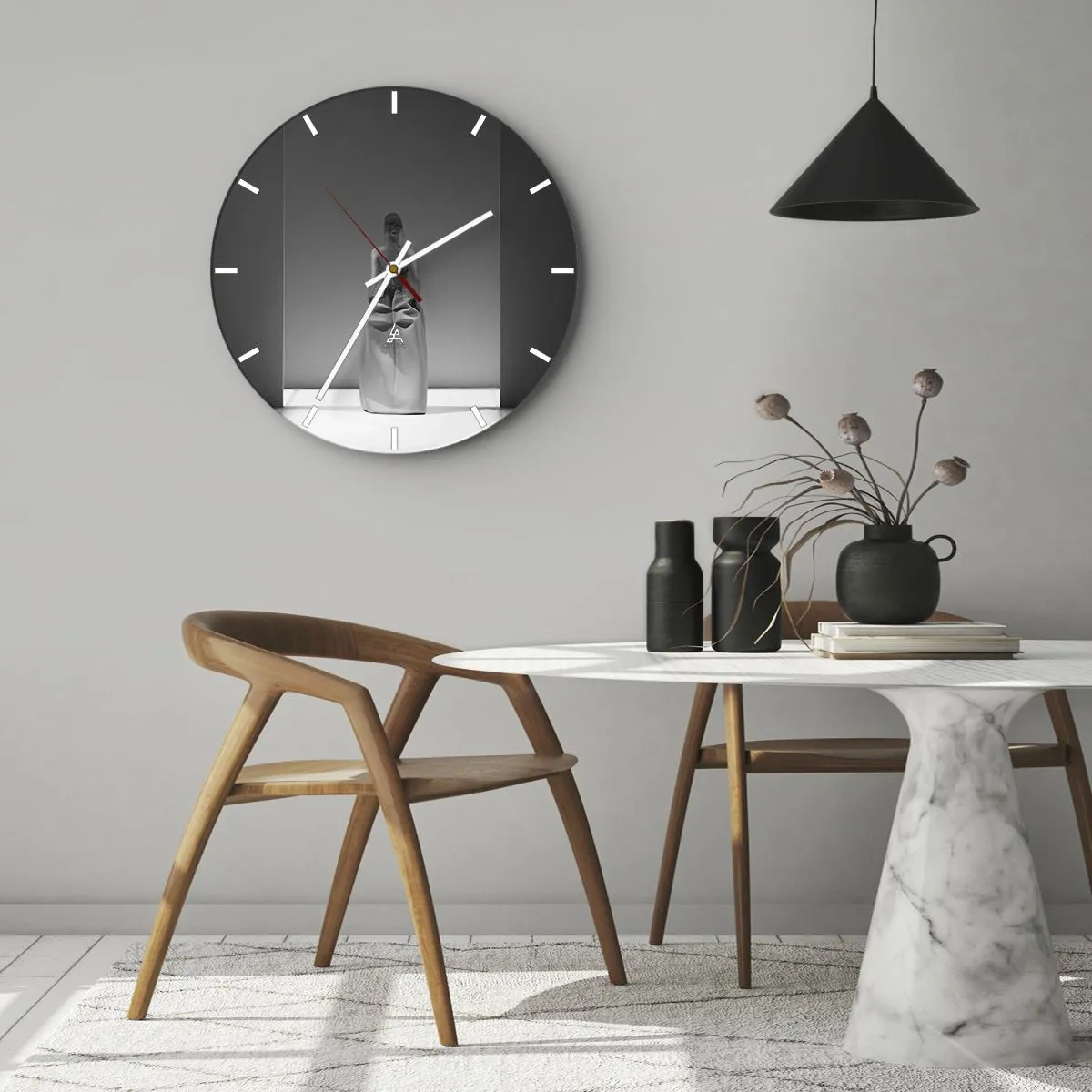 Nástěnné hodiny - Černobílá socha ženy v minimalistickém prostoru - 30x30cm - Rafinovaná jednoduchost - Moderní nástěnná dekorace do obývacího pokoje, kuchyně a ložnice ARTTOR