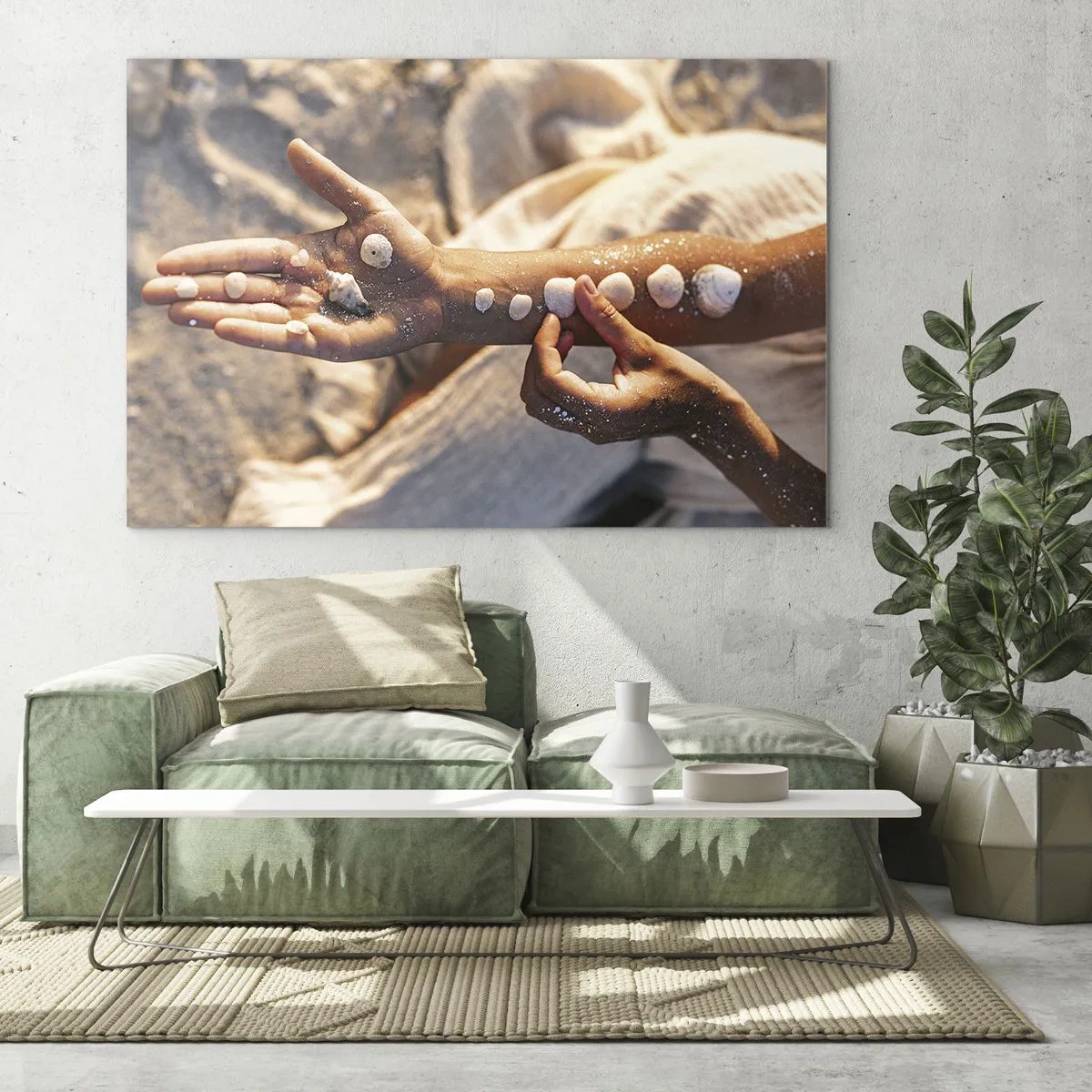 Obraz na skle - Dětské ruce s mušlemi na pozadí písku a látky - 70x50cm - Krása na dosah - Moderní nástěnná dekorace do obývacího pokoje a ložnice ARTTOR