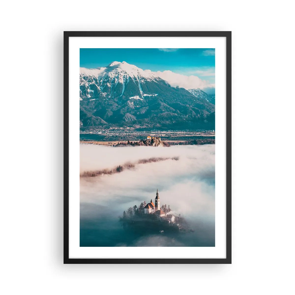 Plakát v černém rámu - Kostel na ostrově obklopeném mlhou s horským pozadím - 50x70cm - Začátek pohádky - Moderní nástěnná dekorace do obývacího pokoje a ložnice ARTTOR