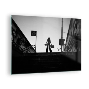 Obraz na skle - Černá a bílá silueta ženy na pozadí městské krajiny - 70x50cm - Městská cesta - Moderní nástěnná dekorace do obývacího pokoje a ložnice ARTTOR