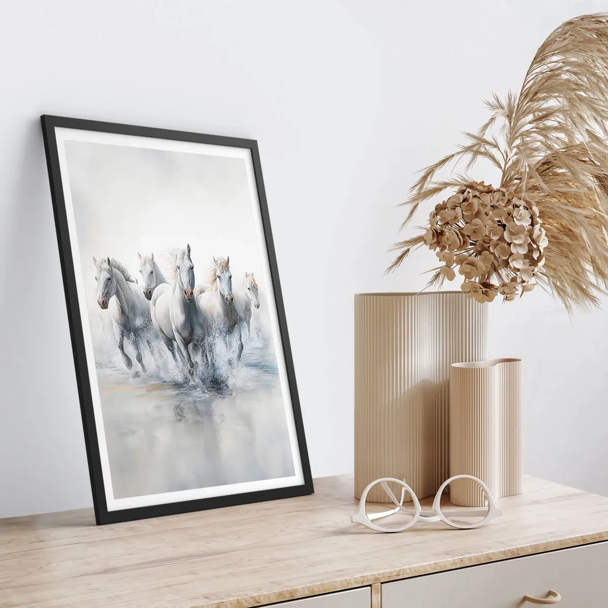 Plakát v černém rámu - Bílí koně cválající po vodě v dynamickém prostředí - 50x70cm - Bílá magie - Moderní nástěnná dekorace do obývacího pokoje a ložnice ARTTOR