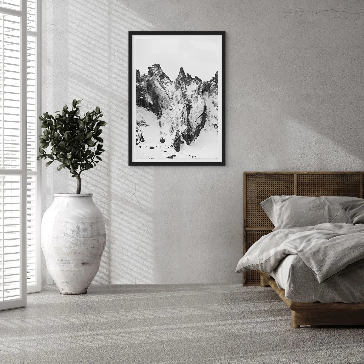 Plakát v černém rámu - Drsná horská krajina v černé a bílé - 50x70cm - Hrozivý žulový hřeben - Moderní nástěnná dekorace do obývacího pokoje a ložnice ARTTOR