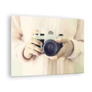 Obraz na skle - Osoba držící v rukou klasický fotoaparát - 70x50cm - Pro více informací… - Moderní nástěnná dekorace do obývacího pokoje a ložnice ARTTOR