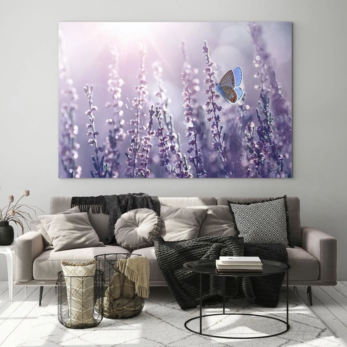 Obraz na skle - Motýl v levandulovém poli na slunci - 70x50cm - Polibek motýla - Moderní nástěnná dekorace do obývacího pokoje a ložnice ARTTOR