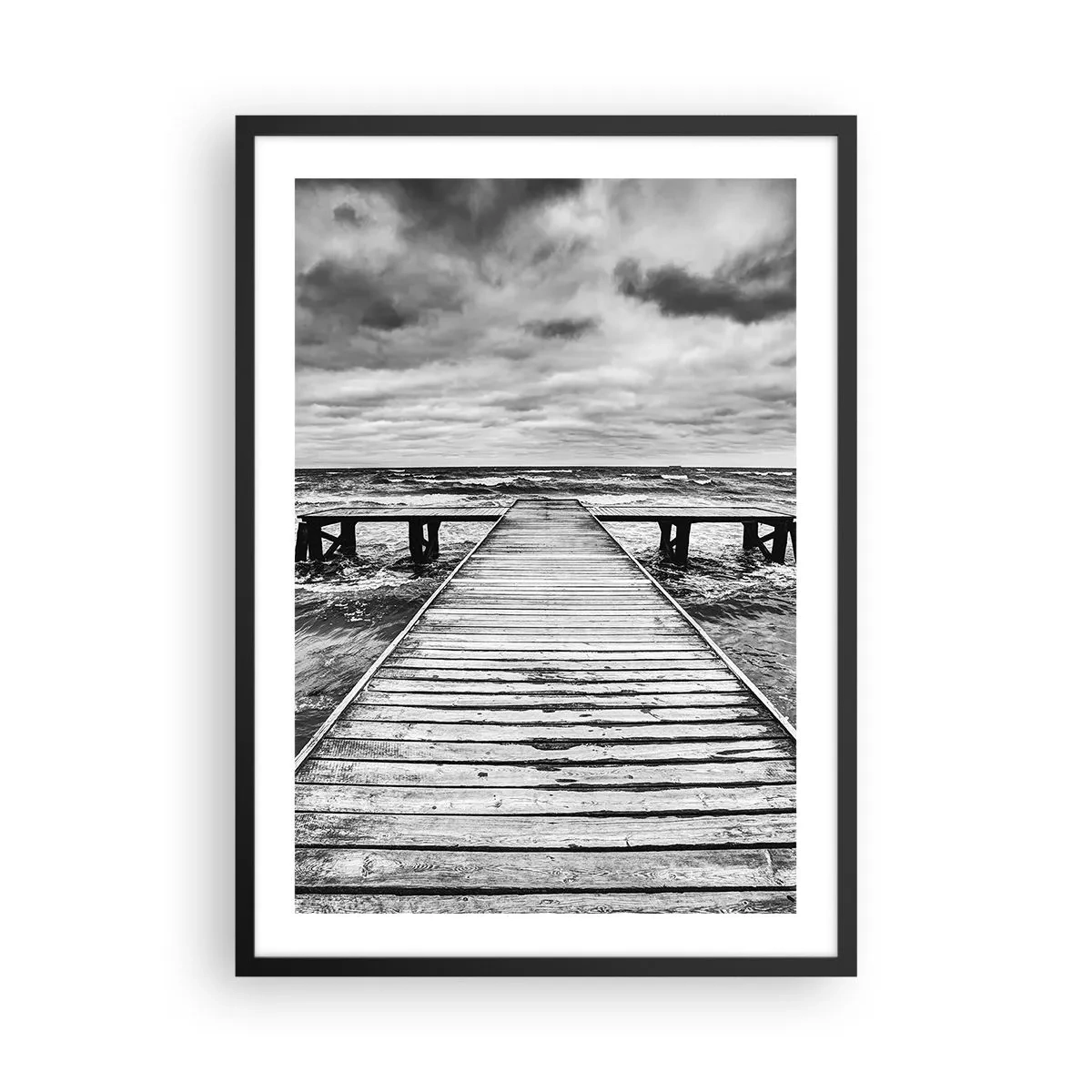 Plakát v černém rámu - Černobílé dřevěné molo nad rozbouřeným mořem - 50x70cm - Čekám na vítr, co rozfouká… - Moderní nástěnná dekorace do obývacího pokoje a ložnice ARTTOR
