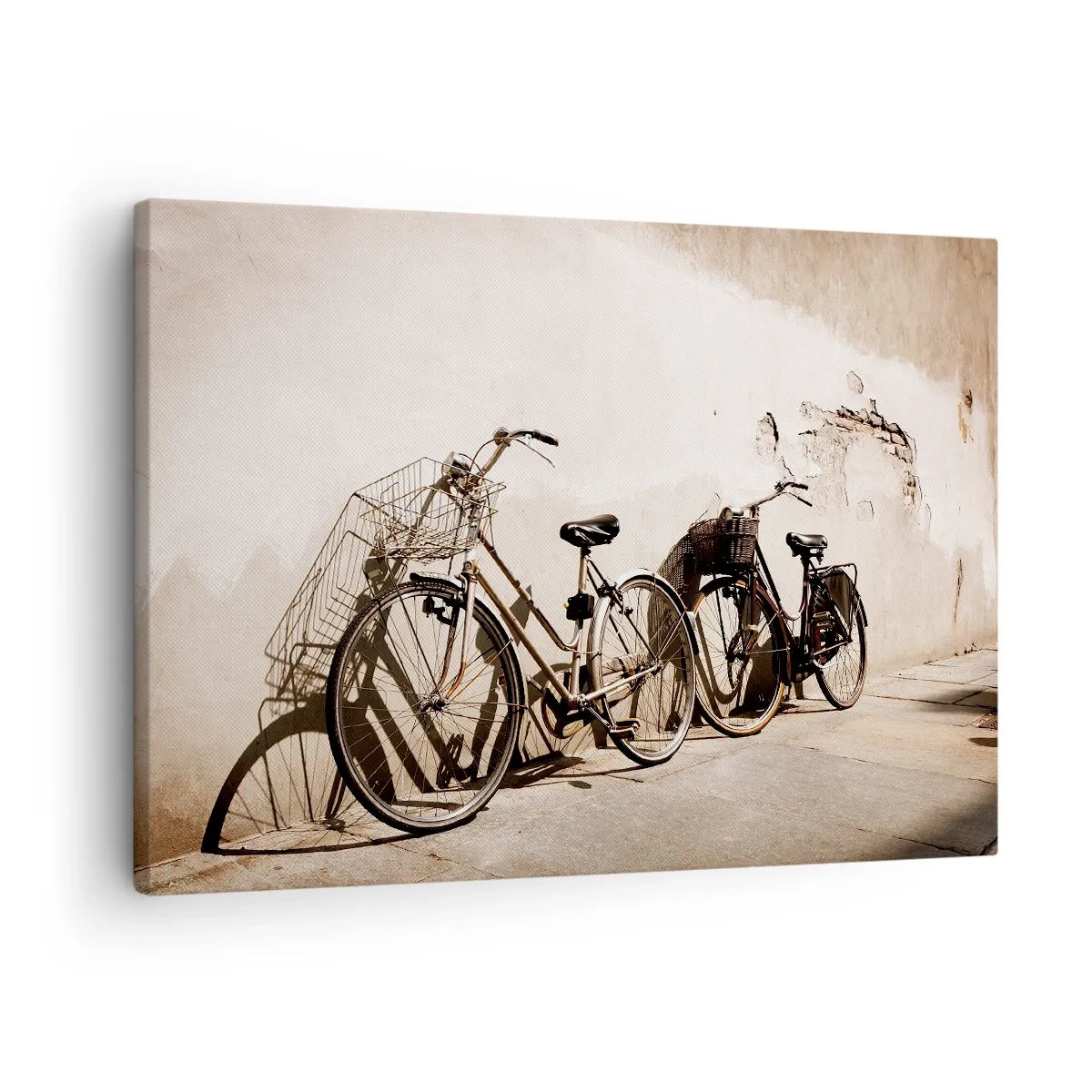 Obraz na plátně - Dvě jízdní kola opřená o starou zeď v retro stylu - 70x50cm - Nezapomenutelné kouzlo minulosti - Moderní nástěnná dekorace do obývacího pokoje a ložnice ARTTOR
