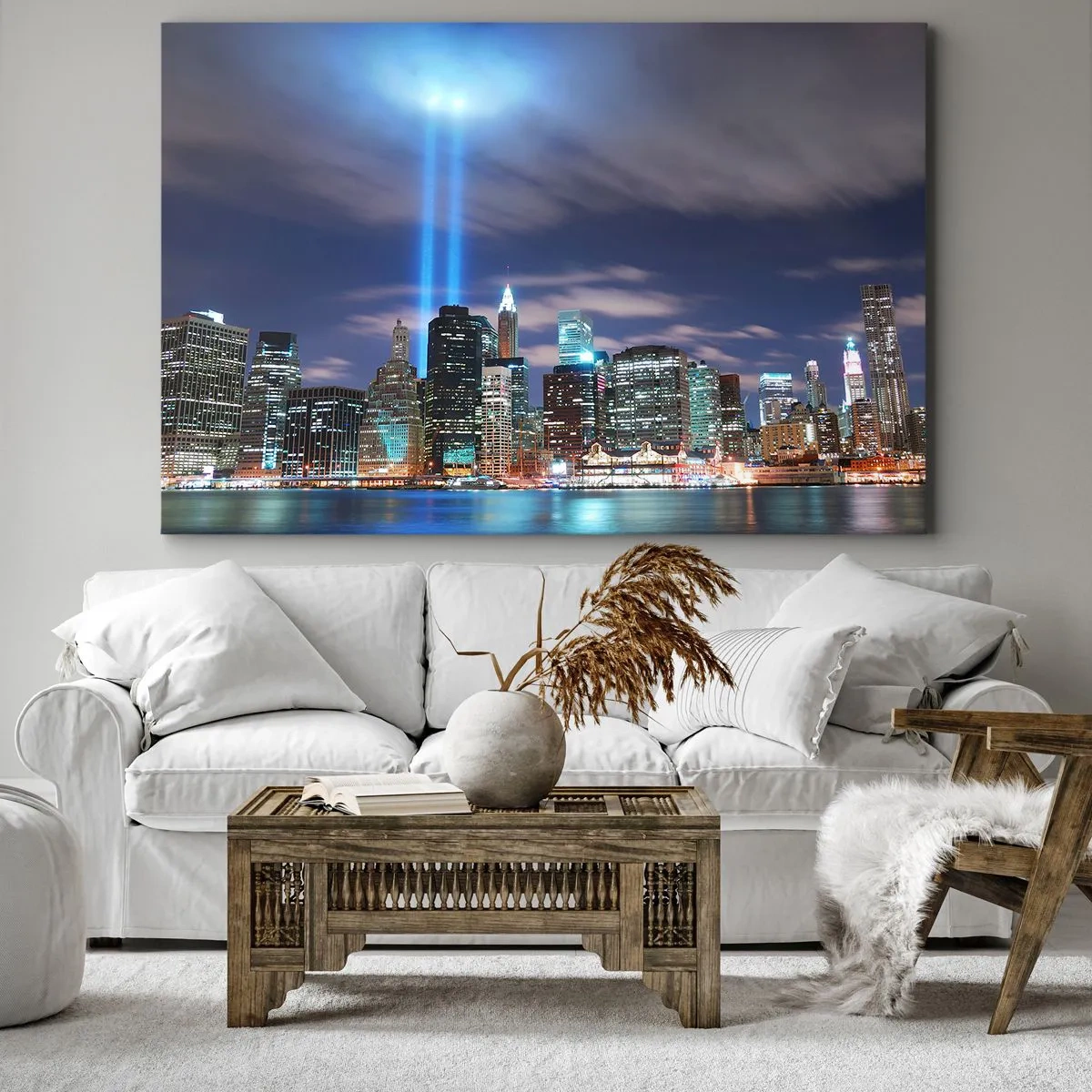 Obraz na plátně - Panorama nočního města se dvěma jasnými paprsky světla na obloze - 70x50cm - Světlem dosáhnout nebe - Moderní nástěnná dekorace do obývacího pokoje a ložnice ARTTOR