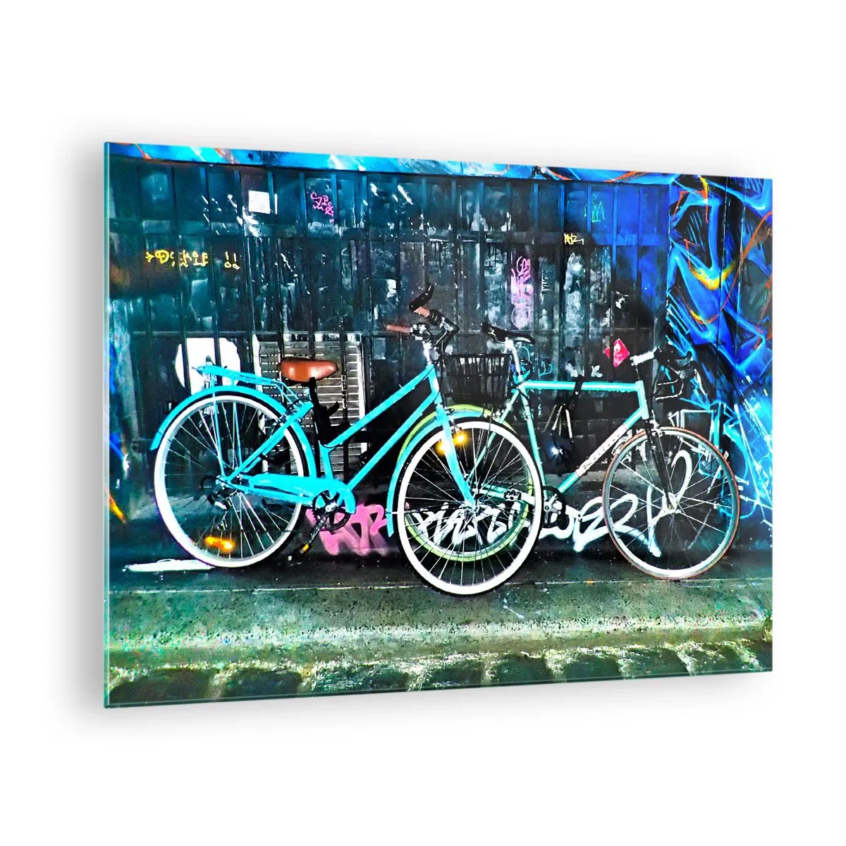 Obraz na skle - Městské kolo na pozadí graffiti a neonové atmosféry - 70x50cm - Město volá - Moderní nástěnná dekorace do obývacího pokoje a ložnice ARTTOR