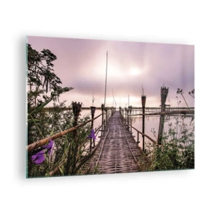 Obraz na skle - Bambusový most vedoucí přes jezero, obklopený rostlinami a květinami - 70x50cm - Klid a pohoda Asie - Moderní nástěnná dekorace do obývacího pokoje a ložnice ARTTOR