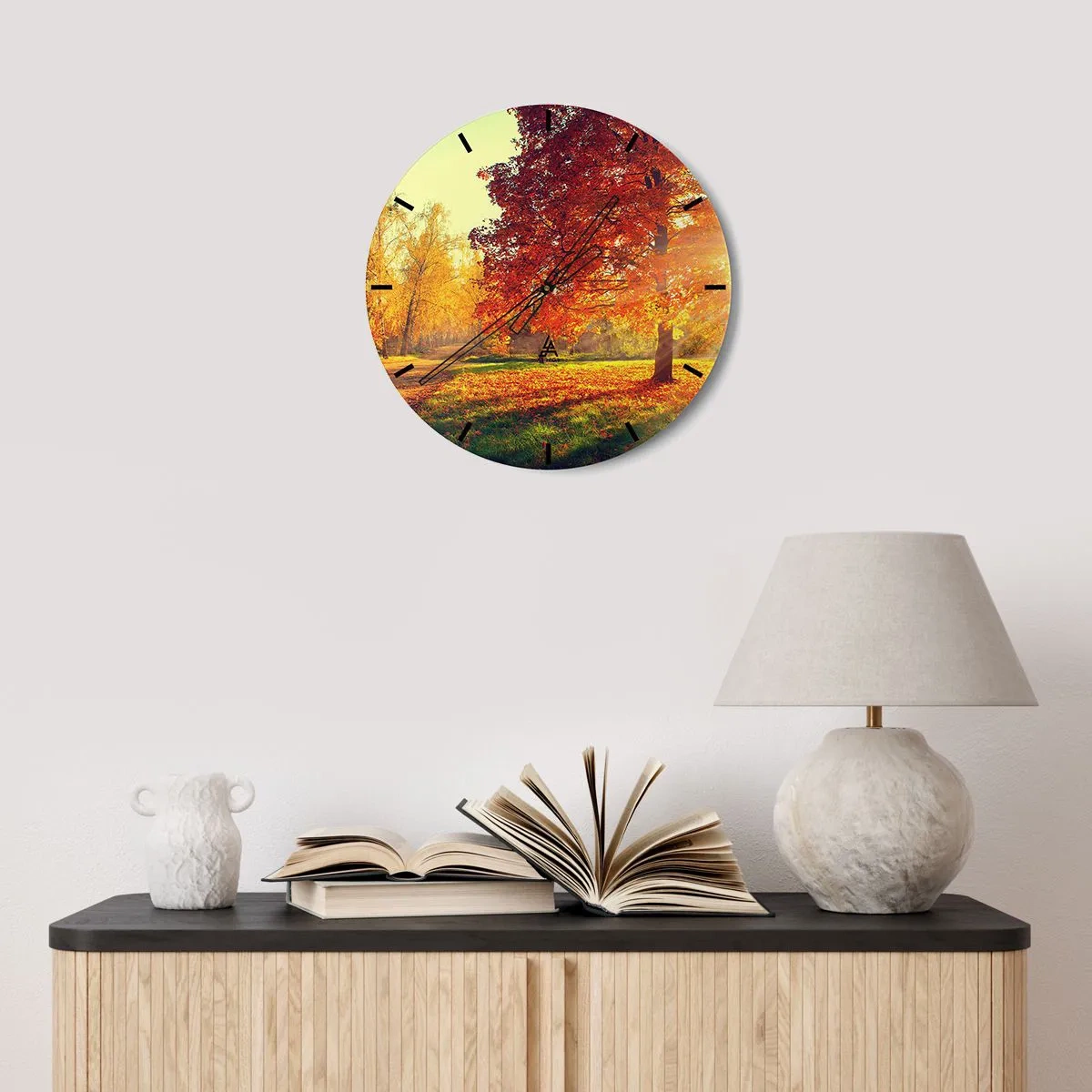 Nástěnné hodiny - Podzimní krajina se stromem s červenými listy v parku - 30x30cm - Rudé je krásné - Moderní nástěnná dekorace do obývacího pokoje, kuchyně a ložnice ARTTOR