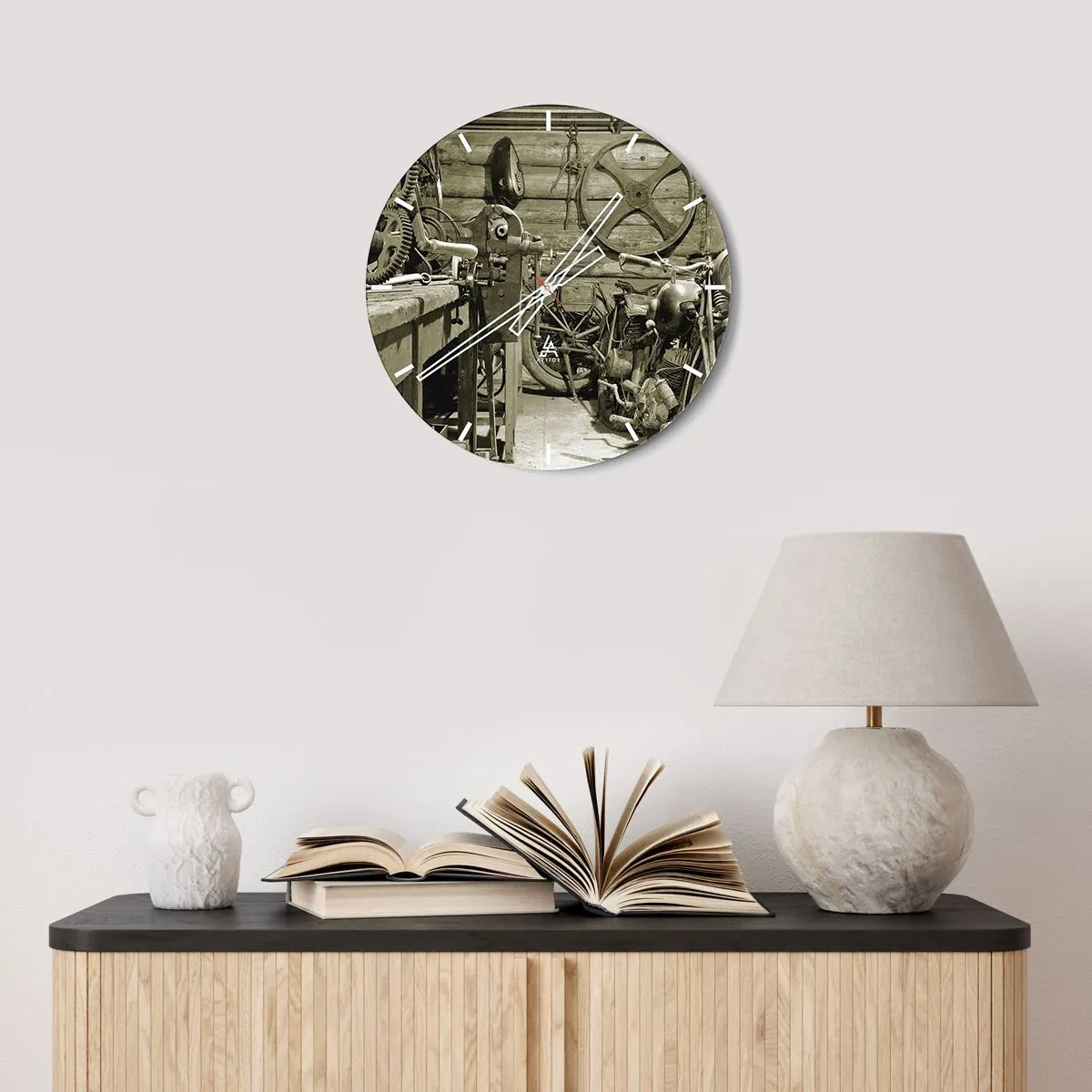 Nástěnné hodiny - Dílna s nářadím, koly a dřevěnou zdí v pozadí - 30x30cm - V kůlně strýce Vládi - Moderní nástěnná dekorace do obývacího pokoje, kuchyně a ložnice ARTTOR