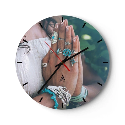 Nástěnné hodiny - Ruce s boho šperky na přírodním pozadí - 30x30cm - Vítejte v centru bytí - Moderní nástěnná dekorace do obývacího pokoje, kuchyně a ložnice ARTTOR