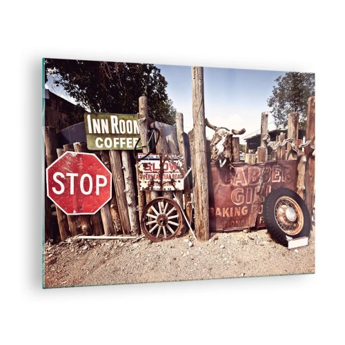 Obraz na skle - Dřevěný plot s vintage cedulemi a koly - 70x50cm - A čas se zastavil - Moderní nástěnná dekorace do obývacího pokoje a ložnice ARTTOR