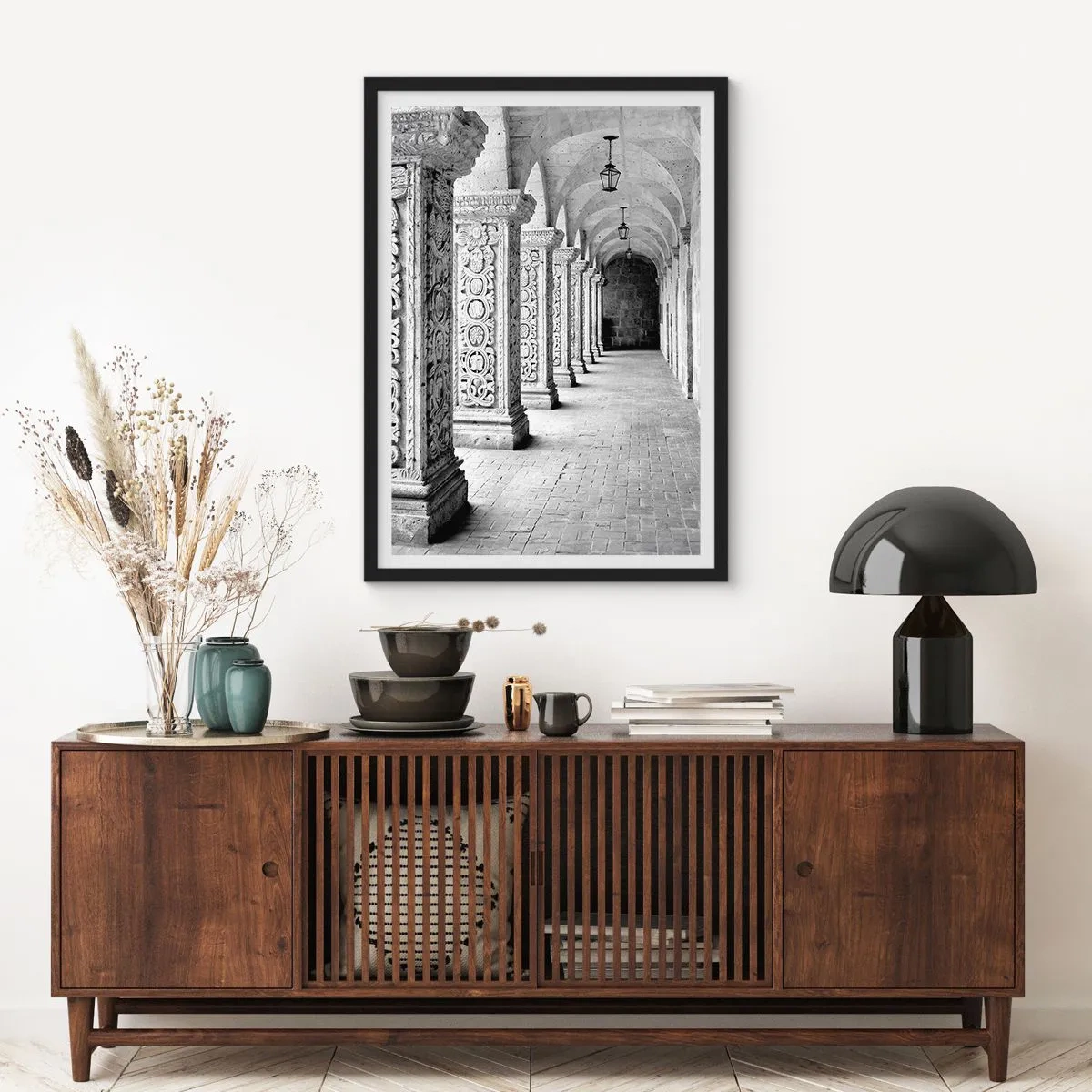 Plakát v černém rámu - Černobílá fotografie historického kláštera se sloupy - 50x70cm - Kam...? - Moderní nástěnná dekorace do obývacího pokoje a ložnice ARTTOR