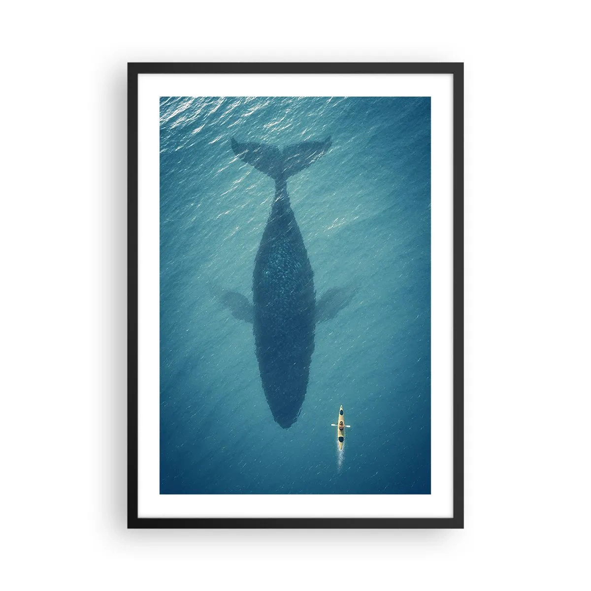 Plakát v černém rámu - Kajak na vodě nad stínem obrovské velryby - 50x70cm - Setkání na oceánu - Moderní nástěnná dekorace do obývacího pokoje a ložnice ARTTOR