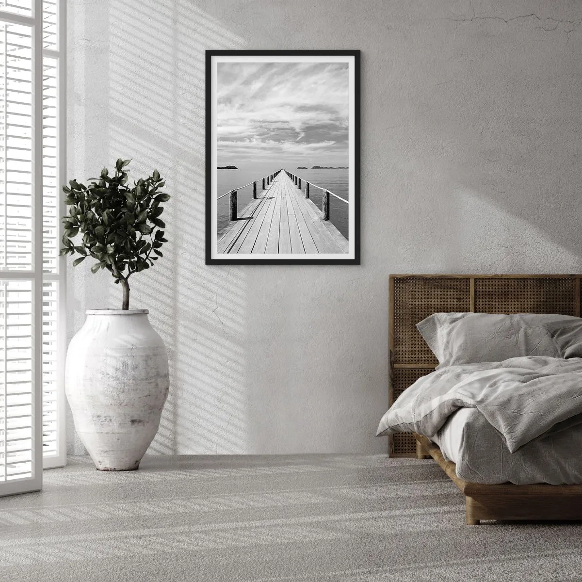 Plakát v černém rámu - Dřevěné molo vedoucí do dálky přes klidnou vodu - 50x70cm - Co takhle cesta… - Moderní nástěnná dekorace do obývacího pokoje a ložnice ARTTOR