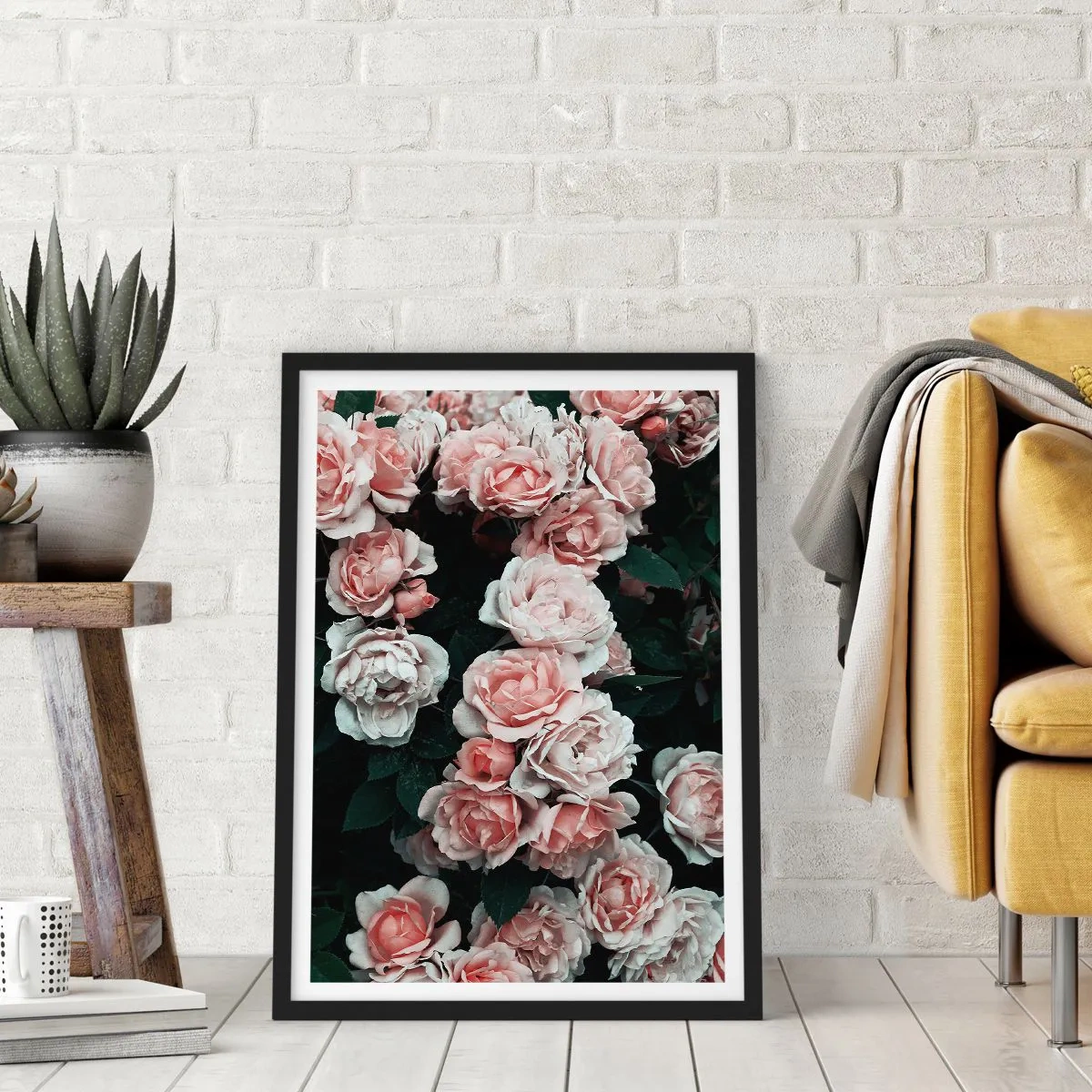 Plakát v černém rámu - Kytice růží v jemných odstínech růžové na tmavém pozadí - 50x70cm - Růžový ansámbl - Moderní nástěnná dekorace do obývacího pokoje a ložnice ARTTOR