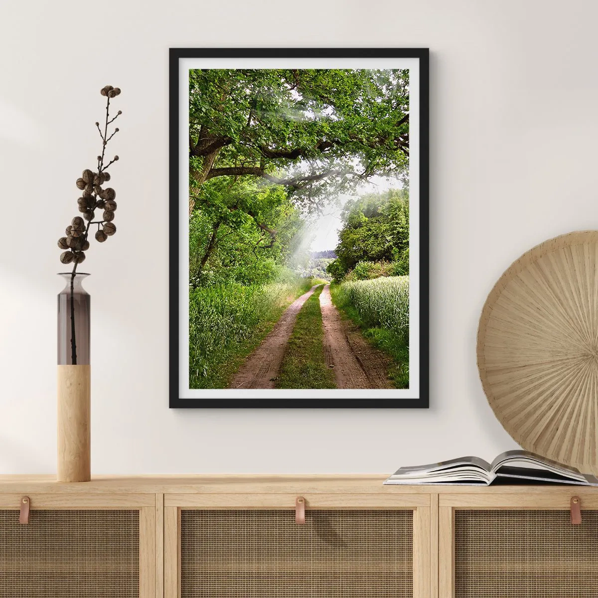 Plakát v černém rámu - Stinná prašná cesta obklopená svěžími zelenými stromy a loukami - 50x70cm - Et in Arcadia ego - Moderní nástěnná dekorace do obývacího pokoje a ložnice ARTTOR