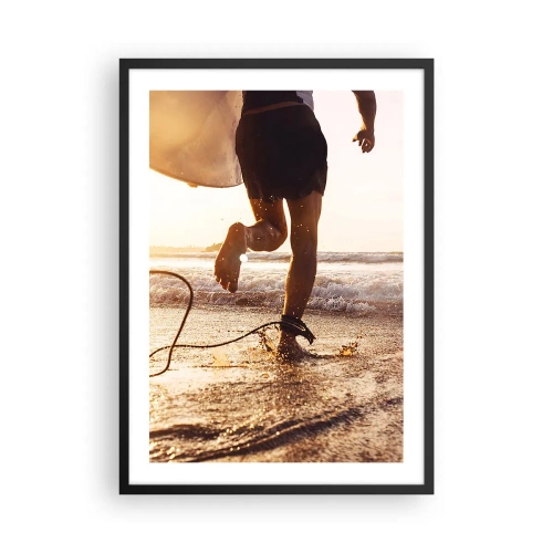 Plakát v černém rámu - Surfař běží do vody při západu slunce - 50x70cm - Vstříc vlně - Moderní nástěnná dekorace do obývacího pokoje a ložnice ARTTOR