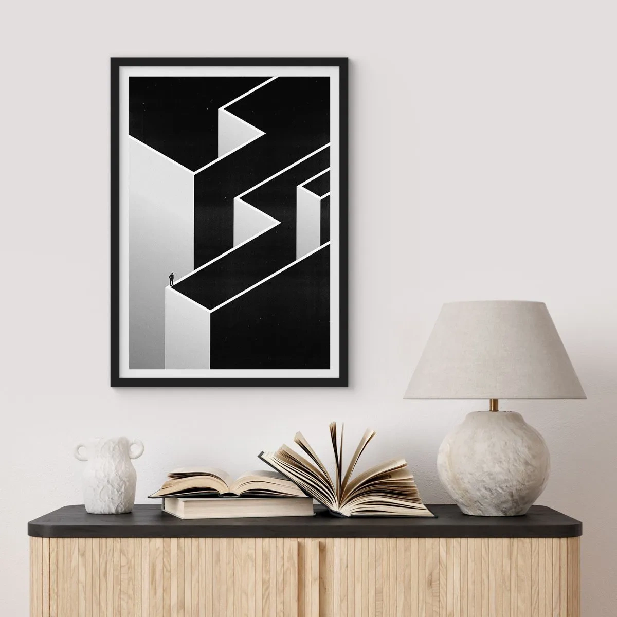 Plakát v černém rámu - Minimalistické bludiště v černé a bílé barvě - 50x70cm - Osamělost na vrcholu - Moderní nástěnná dekorace do obývacího pokoje a ložnice ARTTOR