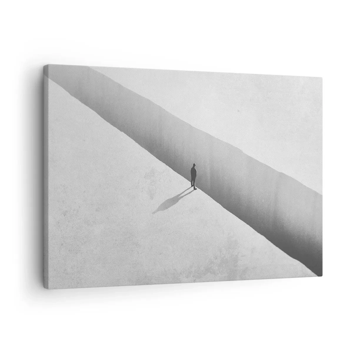 Obraz na plátně - Osamělá postava stojí nad hlubokou propastí v monochromatickém prostředí. - 70x50cm - Jasný cíl - Moderní nástěnná dekorace do obývacího pokoje a ložnice ARTTOR