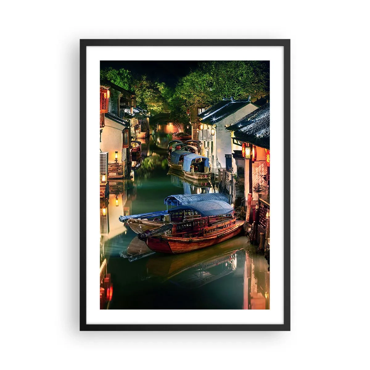 Plakát v černém rámu - Vodní kanál s loděmi obklopený tradičními budovami v noci - 50x70cm - Večer na čínské ulici - Moderní nástěnná dekorace do obývacího pokoje a ložnice ARTTOR